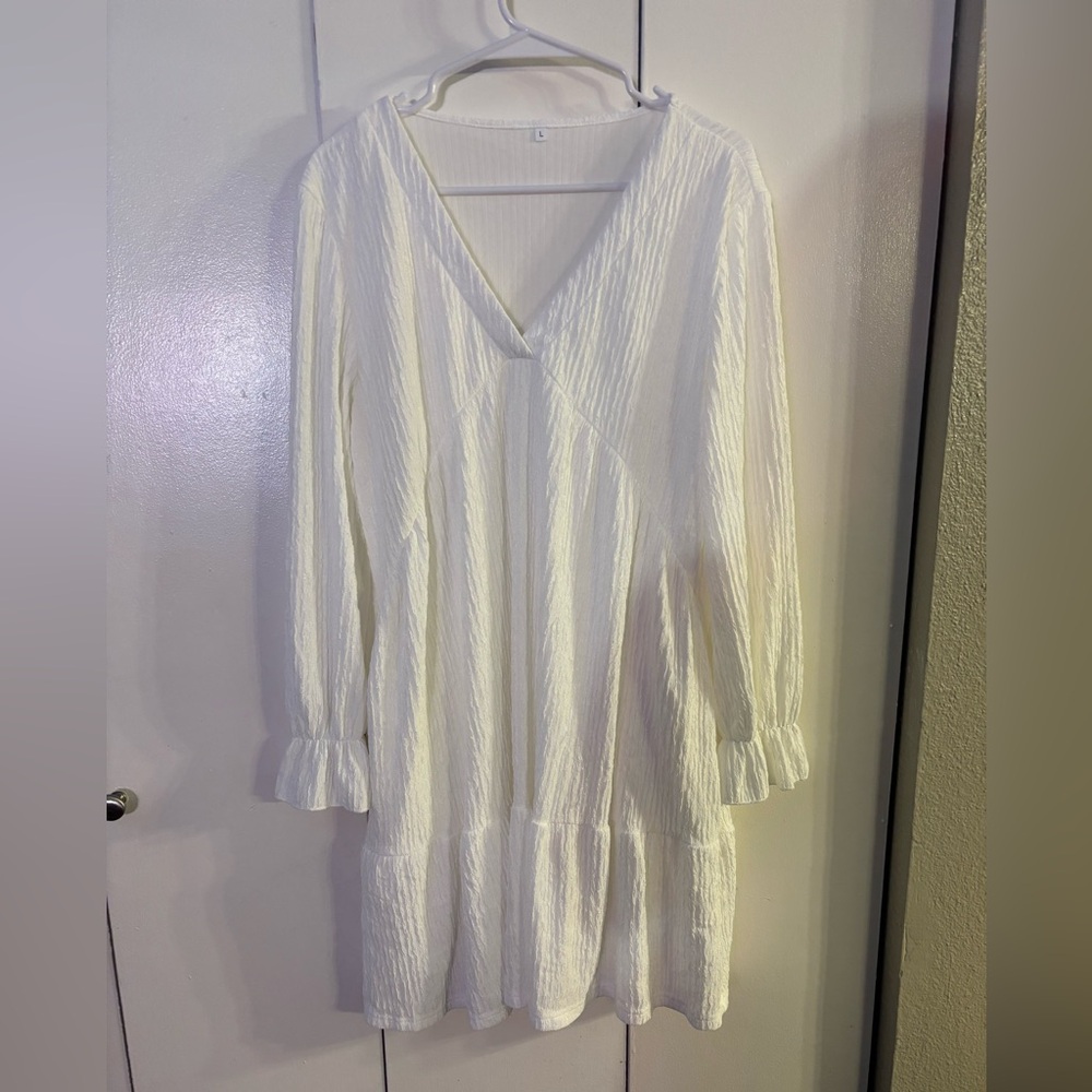 🔵 3/$25 Elegant White V-Neck Dress with Gathered Sleeves